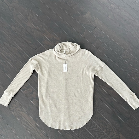 Aritzia Top - Picture 1 of 3